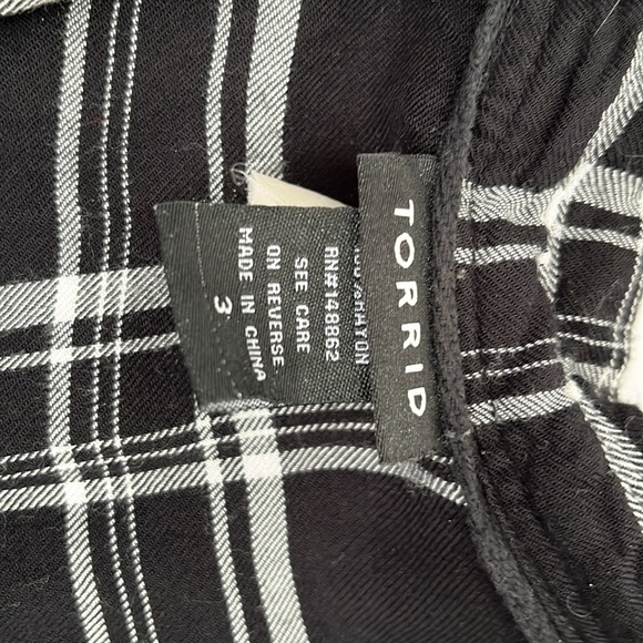 Torrid 3 Black and White Checkered shirt - Picture 2 of 3